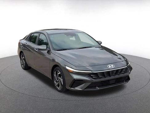 Used 2025 Hyundai Elantra Limited image 3