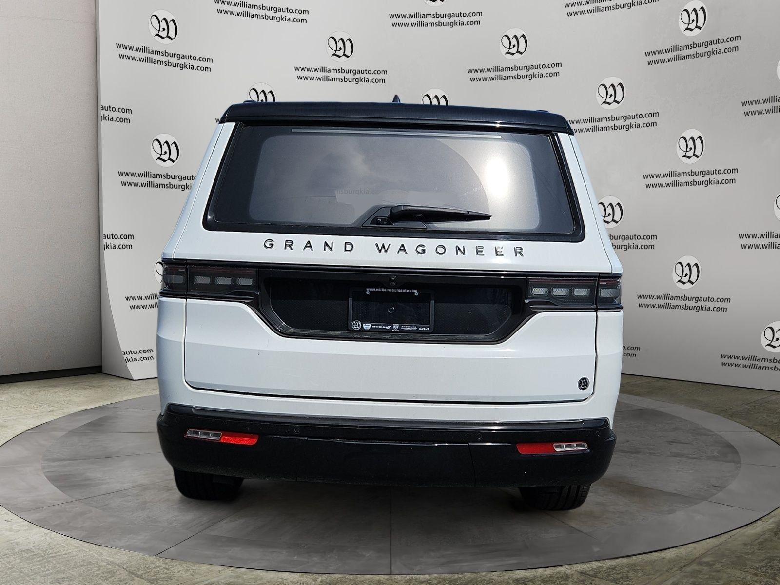 Used 2024 Jeep Grand Wagoneer Series III w/ Quick Order Packagew 28T AWD/4WD image 4