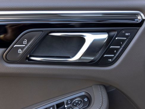 Certified 2026 Porsche Macan AWD/4WD image 22