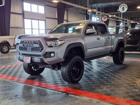 Used 2018 Toyota Tacoma TRD Off-Road w/ TRD Premium Off Road Package image 3
