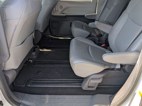 Used 2021 Toyota Sienna XLE image 10