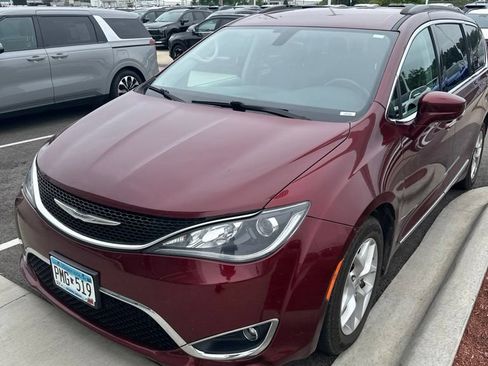 Used 2017 Chrysler Pacifica Touring-L w/ Tire & Wheel Group FWD image 2