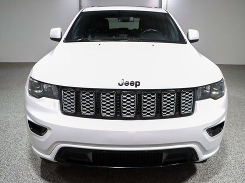 Used 2018 Jeep Grand Cherokee Altitude image 4