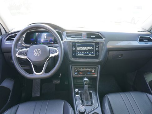 Used 2023 Volkswagen Tiguan SE AWD/4WD image 2