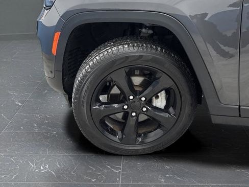 Used 2024 Jeep Grand Cherokee Limited w/ Luxury Tech Group II image 36