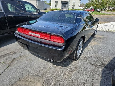 Used 2013 Dodge Challenger SXT RWD image 3