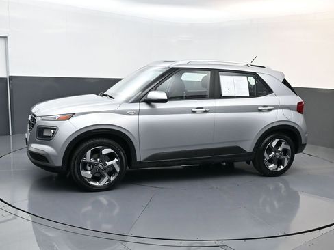Certified 2025 Hyundai Venue SEL image 7