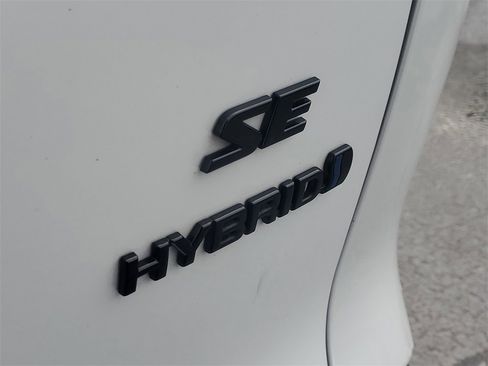 Used 2024 Toyota Corolla Cross SE image 8