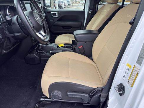 Used 2019 Jeep Wrangler Unlimited Sahara image 11
