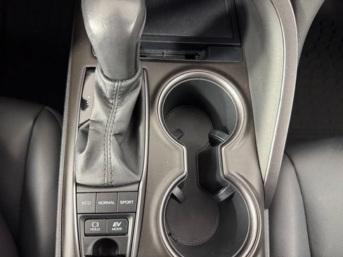 Used 2021 Toyota Camry SE w/ Cold Weather Package FWD image 18