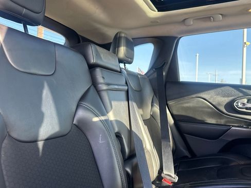 Used 2019 Jeep Cherokee Latitude Plus w/ Comfort/Convenience Group FWD image 34