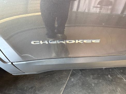 Used 2016 Jeep Cherokee Latitude FWD image 10