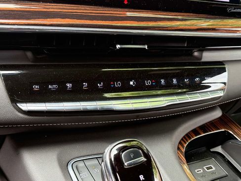 Used 2023 Cadillac Escalade ESV Premium Luxury AWD/4WD image 29