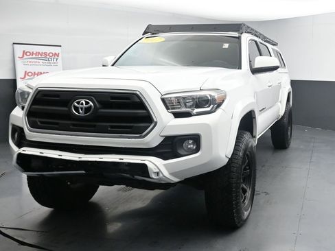 Used 2017 Toyota Tacoma SR5 w/ Tow Package image 4