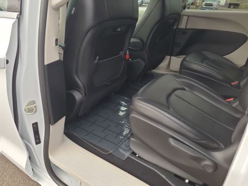 Used 2023 Chrysler Pacifica Touring-L image 20