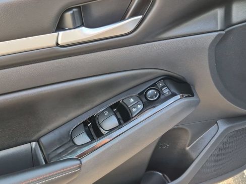 Used 2025 Nissan Altima 2.5 SR w/ SR Premium Package FWD image 31
