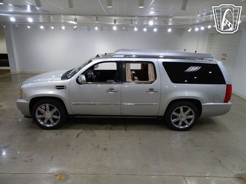Used 2011 Cadillac Escalade ESV Premium image 6