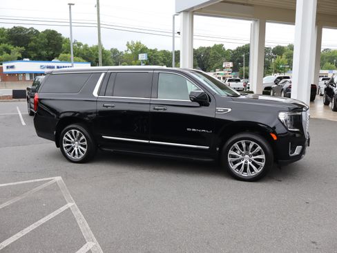 Used 2022 GMC Yukon XL Denali AWD/4WD image 11