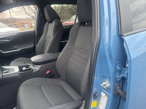 Used 2022 Toyota RAV4 SE w/ Convenience Package image 8