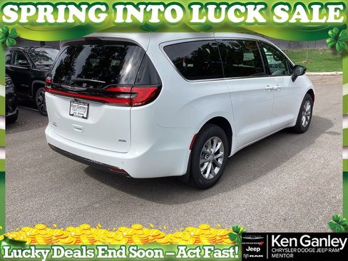 New 2026 Chrysler Pacifica Select image 8