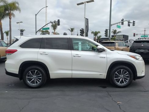 Used 2017 Toyota Highlander XLE w/ Carpet Mat Package AWD/4WD image 2