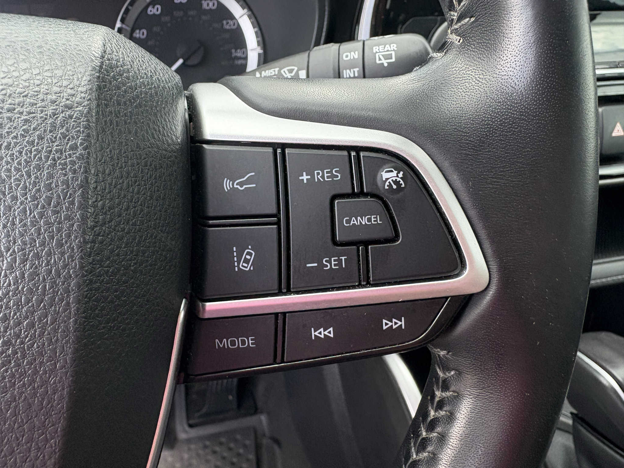 Used 2023 Toyota Highlander LE AWD/4WD image 14