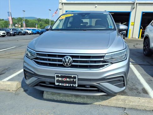 Used 2023 Volkswagen Tiguan SE w/ Panoramic Sunroof Package AWD/4WD image 5