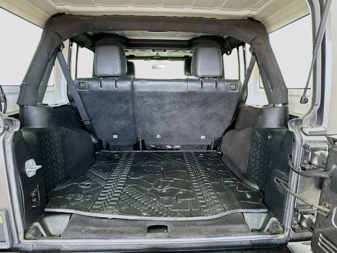 Used 2017 Jeep Wrangler Unlimited Sahara AWD/4WD image 16