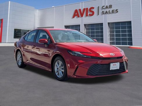 Used 2025 Toyota Camry LE image 9