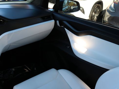 Used 2018 Tesla Model X 75D image 23