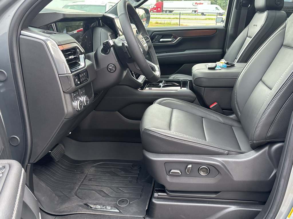 Used 2026 GMC Yukon Denali w/ Sun & Power Step Package AWD/4WD image 12