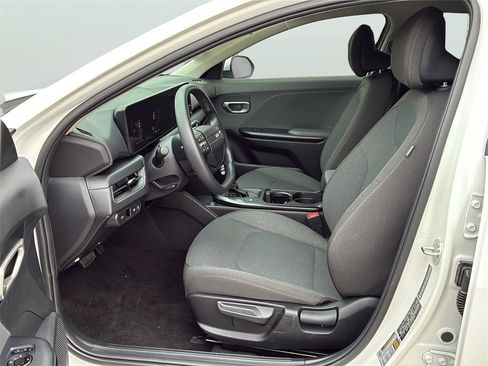 New 2025 Kia K4 LX image 10