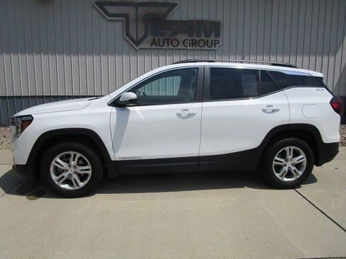 Used 2023 GMC Terrain SLE w/ Driver Convenience Package image 4