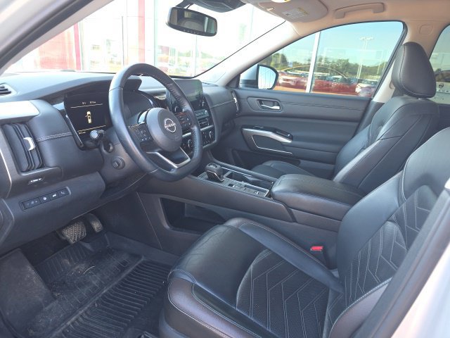 Used 2022 Nissan Pathfinder Platinum w/ Lighting Package (N92) FWD image 14