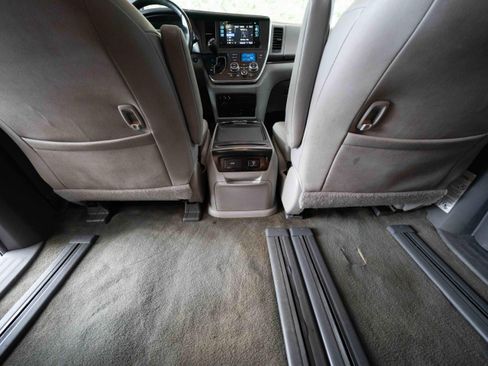 Used 2017 Toyota Sienna XLE Premium FWD image 22