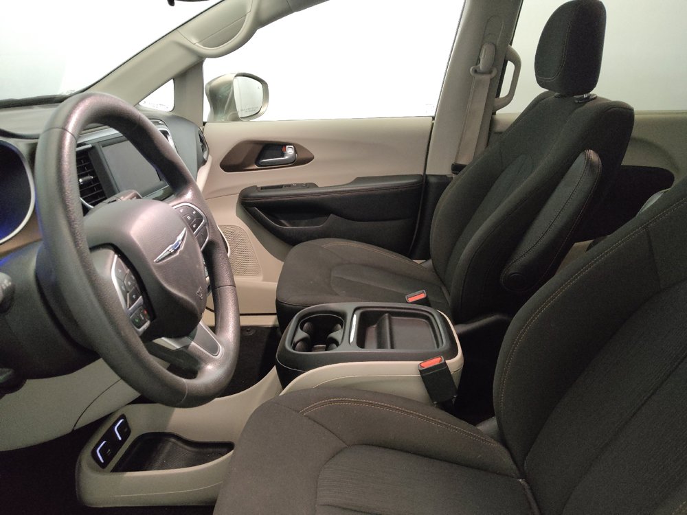 Used 2018 Chrysler Pacifica Touring Plus FWD image 17