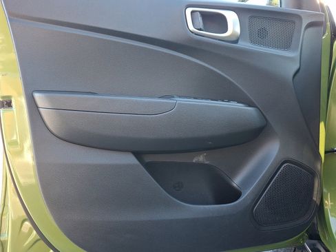 Used 2022 Hyundai Venue SEL image 12