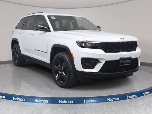 Used 2023 Jeep Grand Cherokee Altitude AWD/4WD image 3
