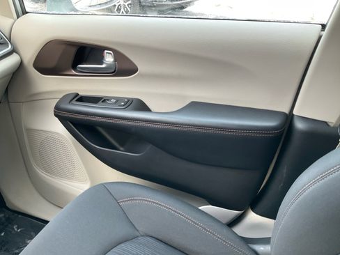 Used 2019 Chrysler Pacifica Touring Plus w/ Advanced Safetytec Group image 16