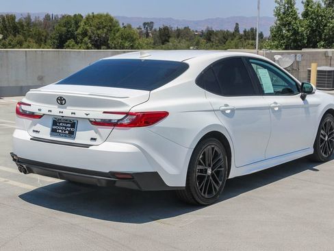 Used 2025 Toyota Camry SE w/ Convenience Package FWD image 4
