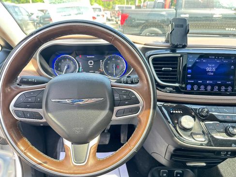 Used 2017 Chrysler Pacifica Limited FWD image 14