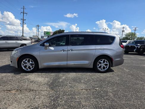 Used 2019 Chrysler Pacifica Limited FWD image 4