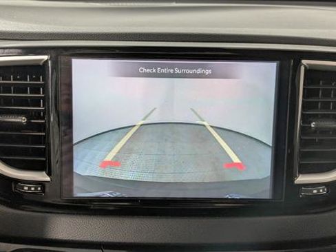 Used 2023 Chrysler Pacifica Touring-L image 30