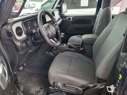 Used 2025 Jeep Wrangler Sport image 17