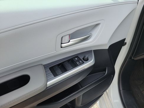 Certified 2025 Toyota Sienna XLE FWD image 11