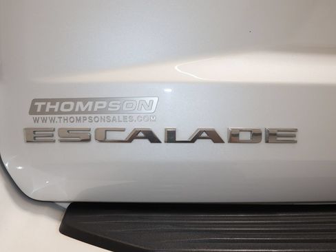 Used 2023 Cadillac Escalade Luxury AWD/4WD image 37