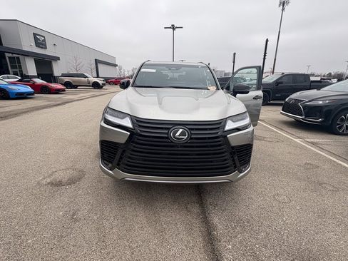 Used 2025 Lexus LX 700h Luxury image 3