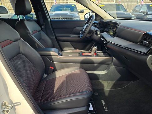 Used 2025 Nissan Kicks SR image 5