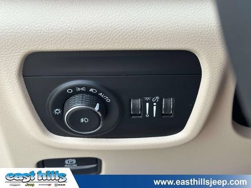 Certified 2023 Jeep Grand Cherokee Limited AWD/4WD image 30