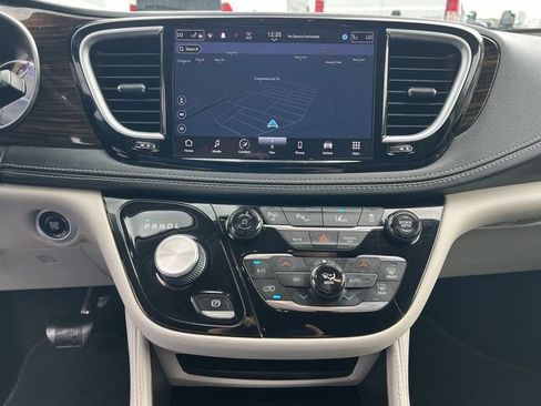 Used 2022 Chrysler Pacifica Limited FWD image 29